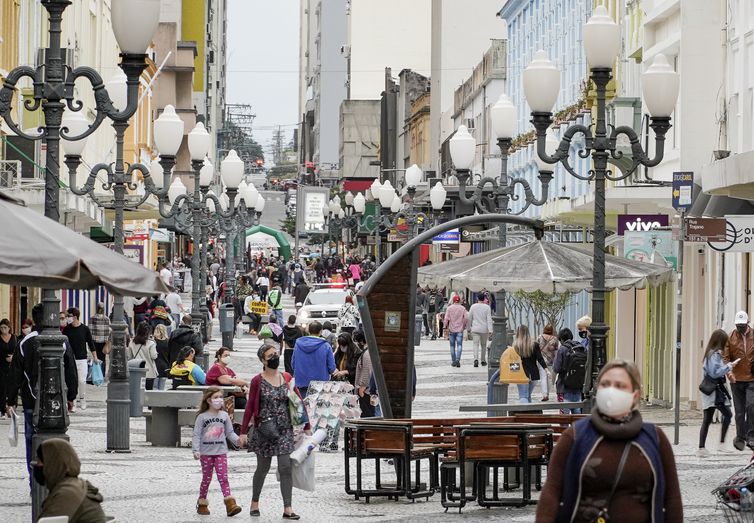 Cenas da cidade de Florianópolis e o novo comportamento das pessoas se adaptando com a rotina uma pouco mais flexibilizada após a quarentena