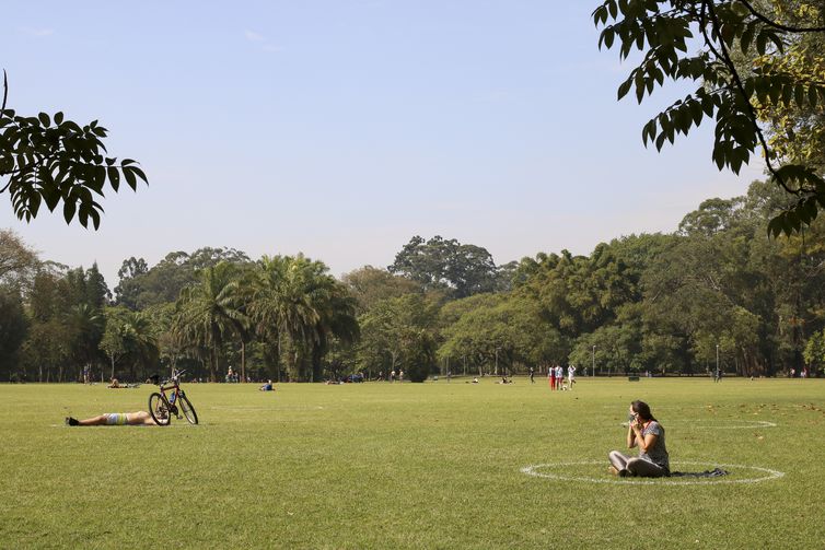 Lazer no Parque do Ibirapuera após a flexibilização do isolamento social durante a pandemia de covid-19.