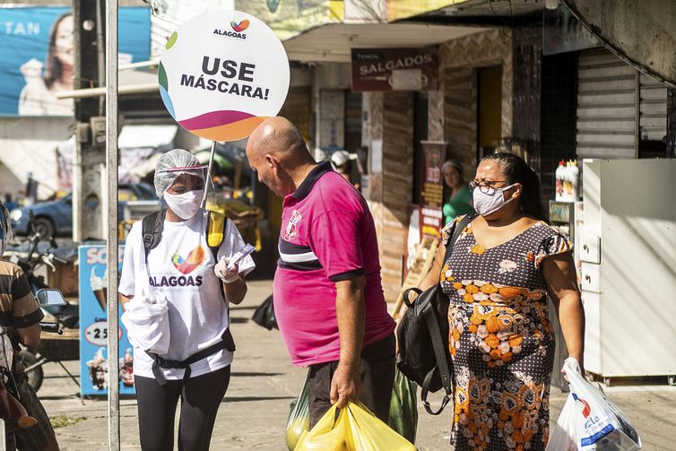 Moradores de Maceió são orientados sobre o uso de máscaras durante a pandemia do novo coronavírus.