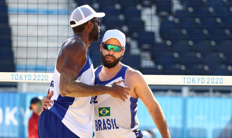 Evandro e Bruno Schmidt avançam no vôlei de praia