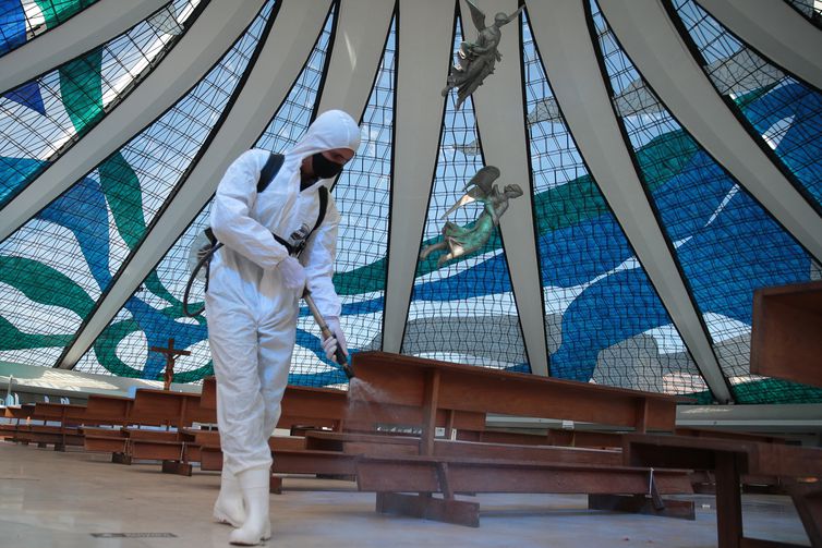 O Comando Conjunto Planalto, formado por integrantes das Forças Armadas, realiza a descontaminação da Catedral Metropolitana Nossa Senhora Aparecida – Catedral de Brasília, como parte das ações de combate e enfrentamento ao novo Coronavírus