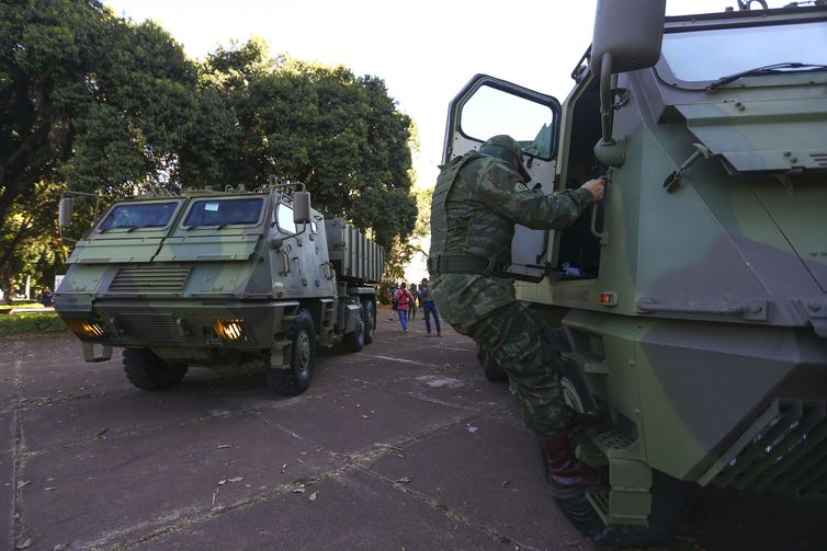 Comboio com veículos blindados e armamentos passa pela Esplanada dos Ministérios