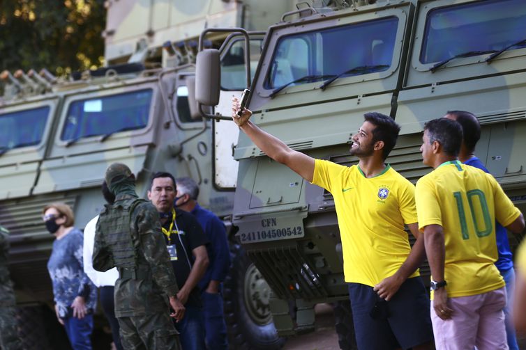 Comboio com veículos blindados e armamentos passa pela Esplanada dos Ministérios