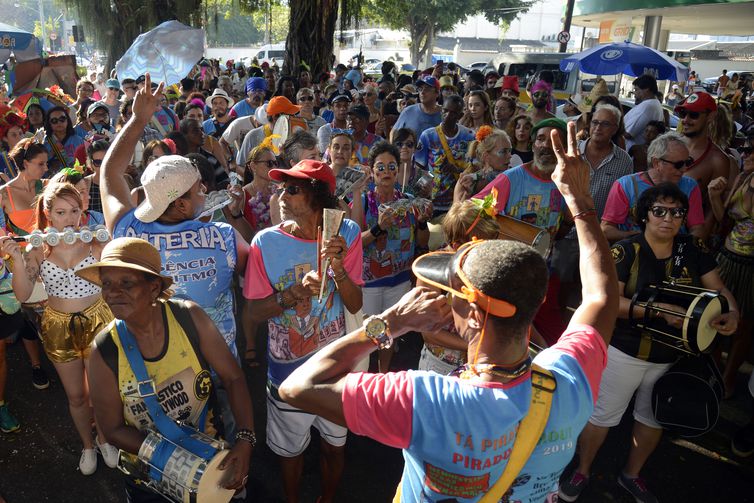 Bloco Tá Pirando, Pirado, Pirou! desfila na Urca, zona sul do Rio no domingo de pré-carnaval