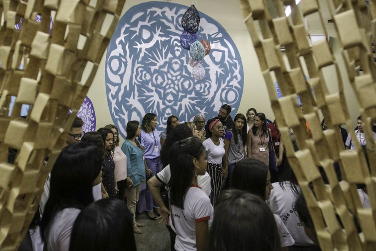 Gestores, professores, estudantes, terapeutas e demais interessados visitaram hoje a Escola Gesner Teixeira, no Setor DVO do Gama. O estabelecimento foi premiado por oferecer Práticas Integrativas em Saúde como estratégia institucional para