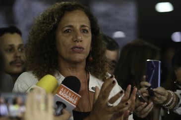 Deputados da oposição, liderados pela deputada Jandira Feghali, analisam a reforma da Previdência apresentada pelo governo.