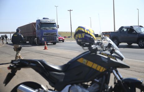 Blitz educativa no posto da Polícia Rodoviária Federal (PRF), localizado na BR 040.