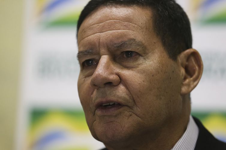 O vice-presidente da República, Hamilton Mourão, fala à imprensa.