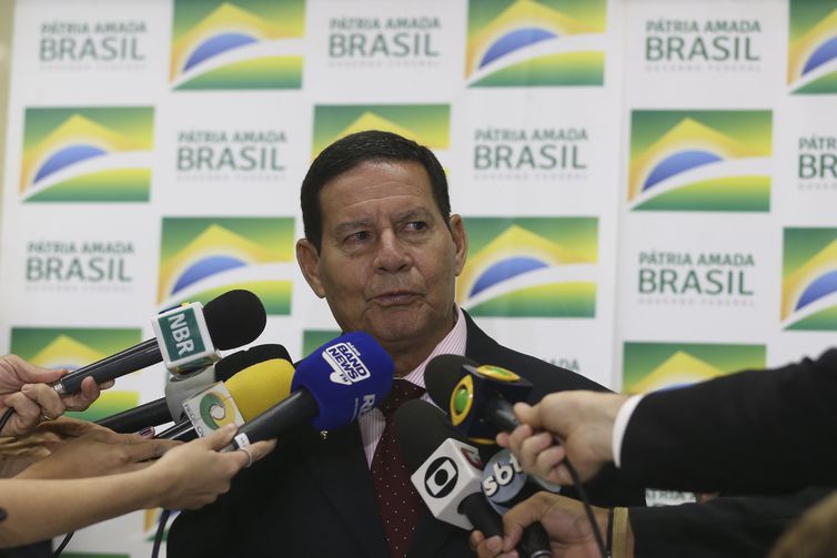 O vice-presidente da República, Hamilton Mourão, fala à imprensa.